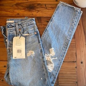NWT Levi’s distressed Wedgie jeans